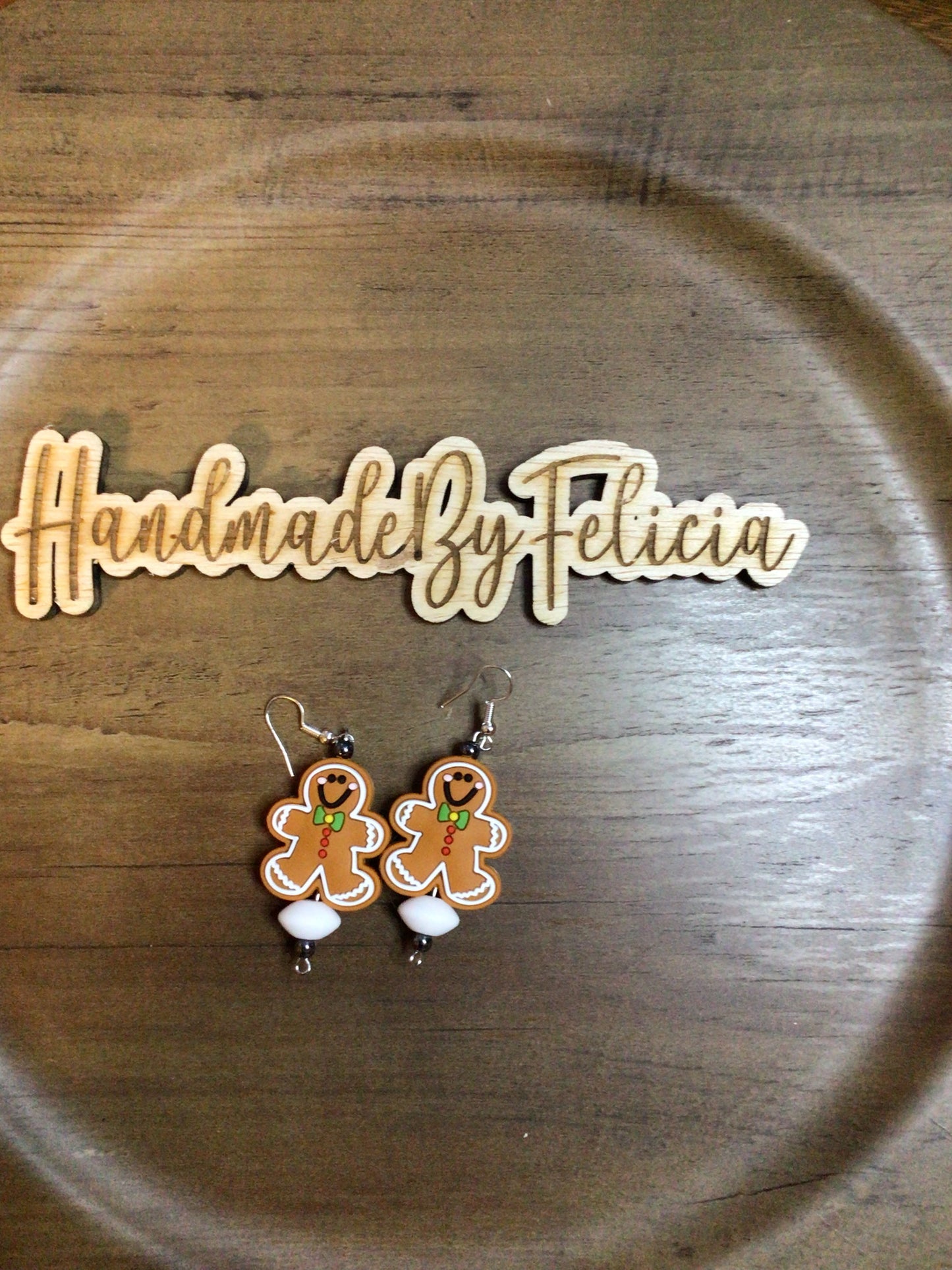 Gingerbread man earrings white